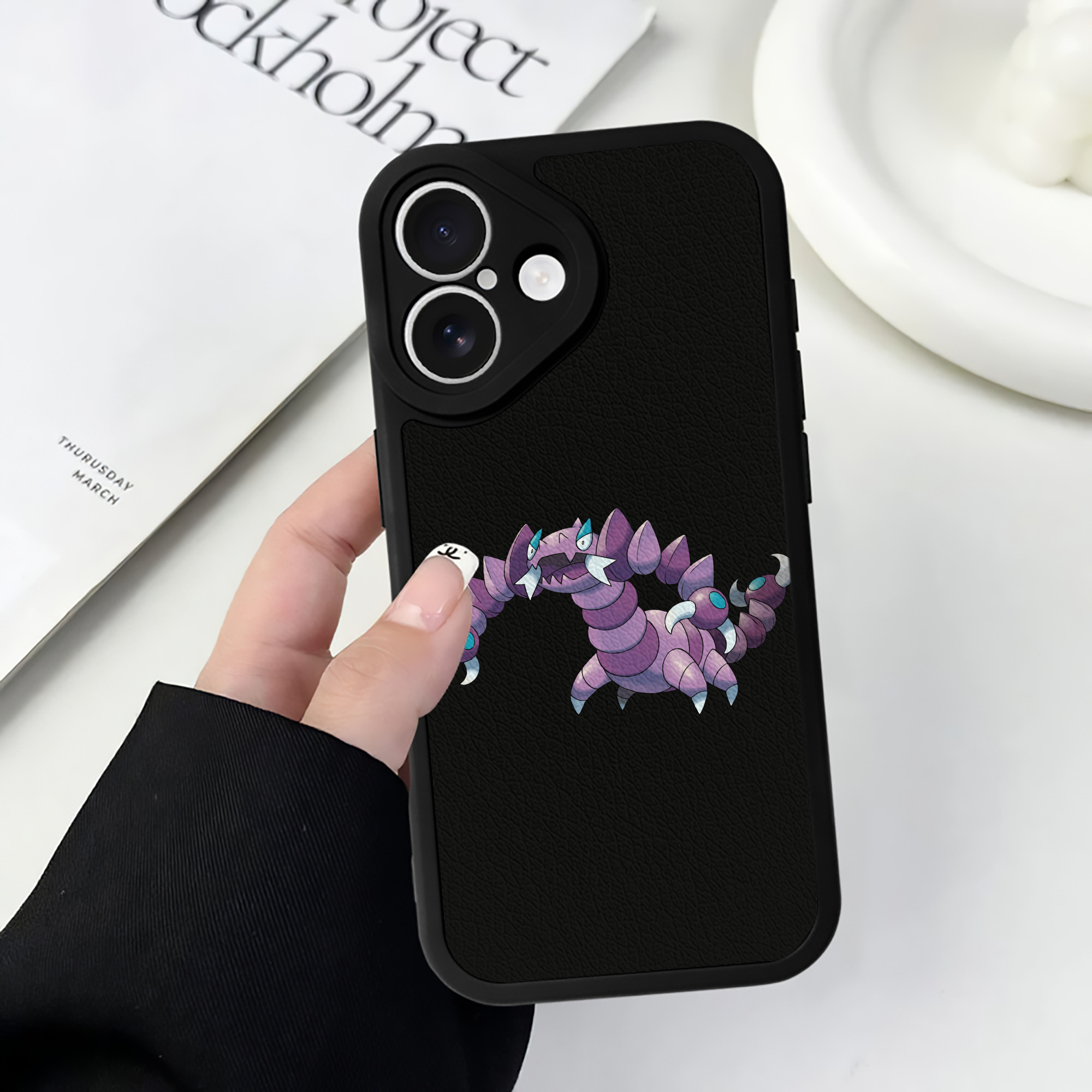 （画像用） ポケットモンスター Pokémon 【iPhone 16シリーズ対応】シリコンスマホケース（レザー調） 材質：シリコン